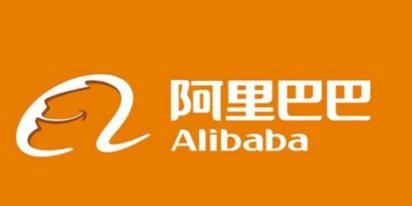 阿里巴巴APP主界面展示，呈现丰富的商品分类与清晰的布局