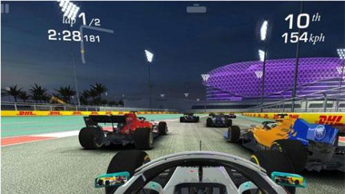 真实赛车4第一人称驾驶视角，展示沉浸感十足的赛道实景