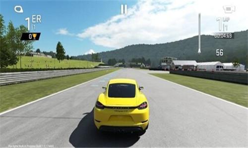 真实赛车4游戏主界面展示，呈现逼真的赛车与赛道场景